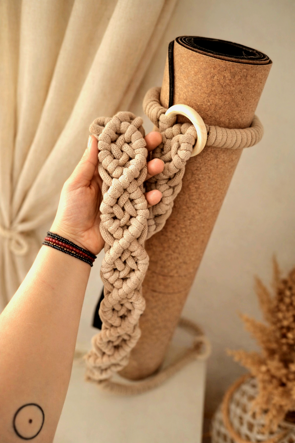 karma. yoga mat strap in hands — full view detail — hand-braided — kalarthe.